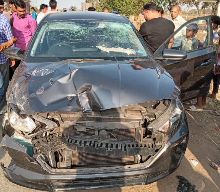 कार के परखच्चे उड़े टैंकर से दोनों चालक