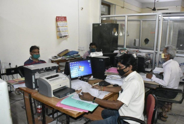 आदेश कार्यालयों में उपस्थिति अनिवार्य