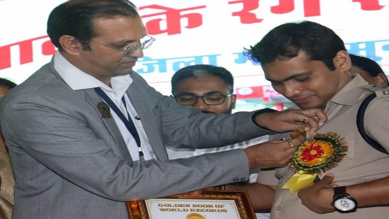 आज हमारे जिला के SP और उनकी टीम को दिया गया यह वर्ल्ड रिकार्ड देखें