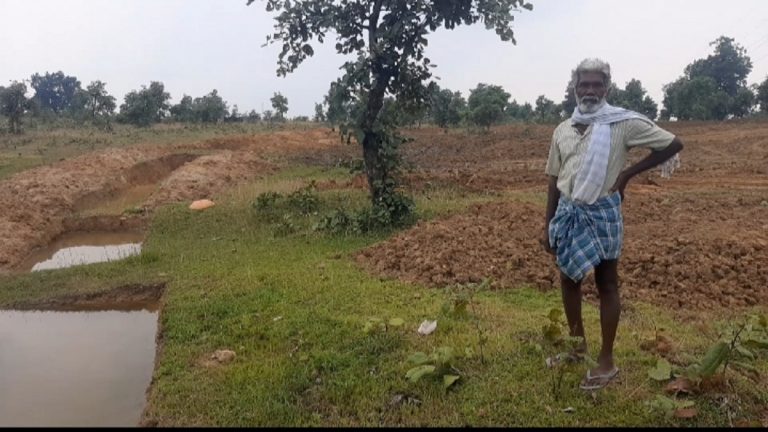 गरीब की जमीन छीनकर खड़ा किया जा रहा है सरकारी योजना का महल