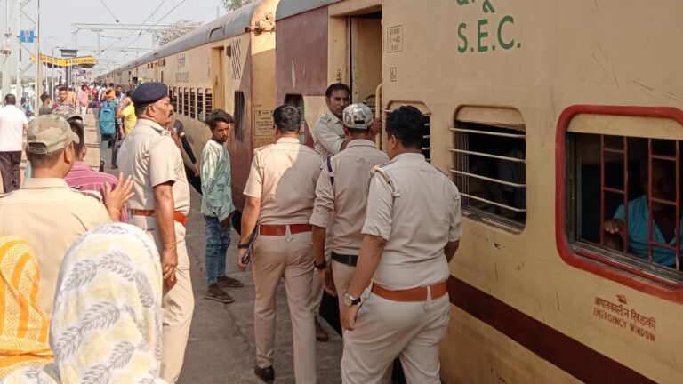 महासमुंद रेलवे स्टेशन बस स्टैंड परिसर में सघन जांच अचारसंहिता के चलते