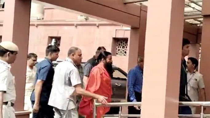 भ्रामक विज्ञापनों के चलते रामदेव एवं सहयोगी बालकृष्ण सुप्रीम कोर्ट में पेश