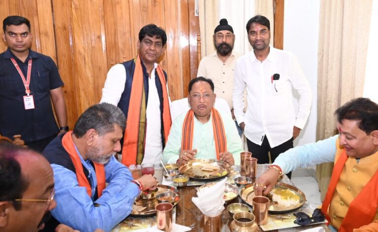 C.M और BJP प्रदेशाध्यक्ष,विधायक निवास में जिमीकंद,भाजी का लिया आनंद