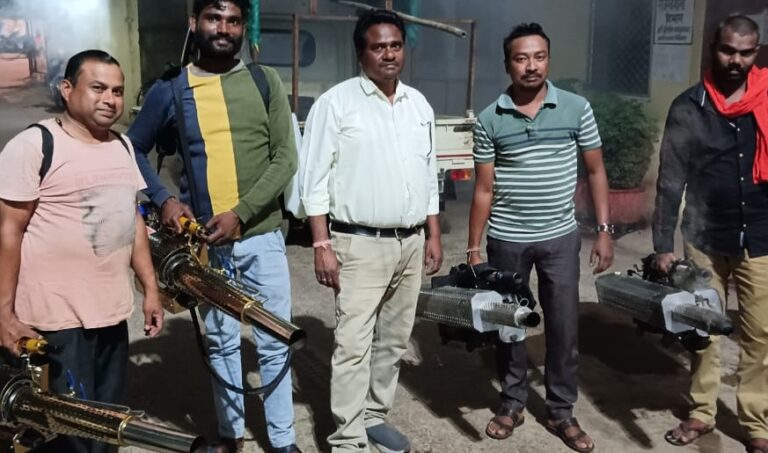 मच्छरों का मारने पालिका ने शुरू किया एंटी लार्वा का छिड़काव प्रत्येक वार्डों में