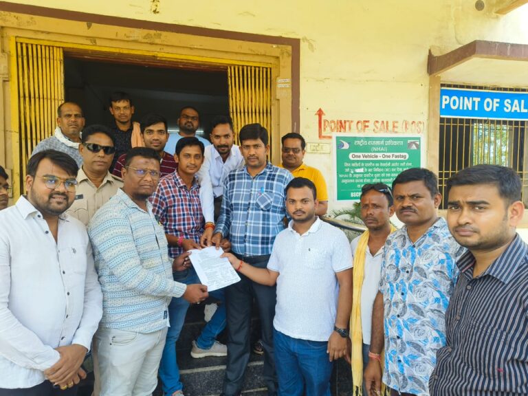 ढांक टोल प्लाजा में 06 टावरों को टोलटैक्स मुफ्त करने की मांग