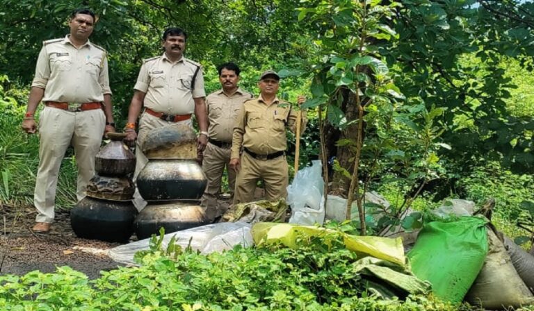 आबकारी की विभाग जबरदस्त कार्रवाई 800.कि.महुआ जप्त आरोपी के साथ