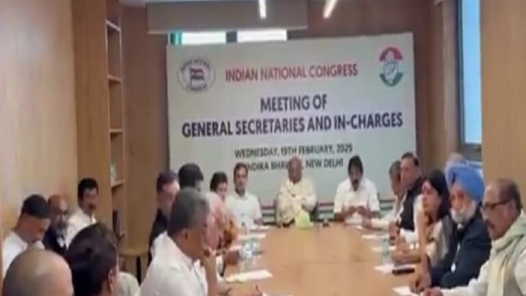 कांग्रेस राष्ट्रीय अध्यक्ष खरगे राहुल गांधी के साथ राज्य प्रभारियों की बैठक