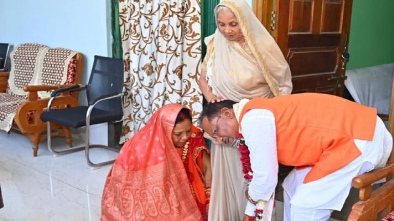 मुख्यमंत्री विष्णुदेव साय ने जन्मदिवस पर गृह ग्राम में लिया माँ का आशीर्वाद